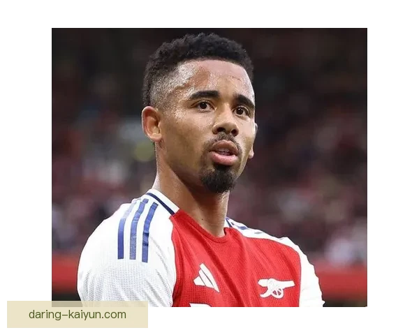 德里赫特在本赛季的表现稳健，持续为球队贡献关键防守和助攻数据